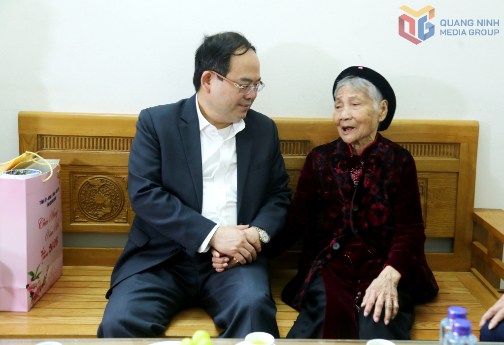 Đồng chí Bí thư Tỉnh ủy ân cần thăm hỏi đời sống, sức khỏe của Mẹ Việt Nam Anh hùng Nguyễn Thị Thực (phường Cao Xanh).