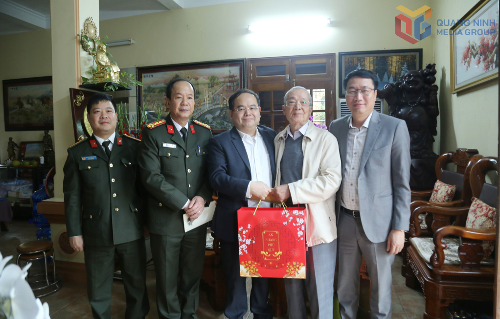 Đồng chí Bí thư Tỉnh ủy đến thăm, chúc Tết đồng chí Vũ Nguyên Nhiệm, nguyên Phó Bí thư Thường trực Tỉnh ủy, nguyên Chủ tịch UBND tỉnh.
