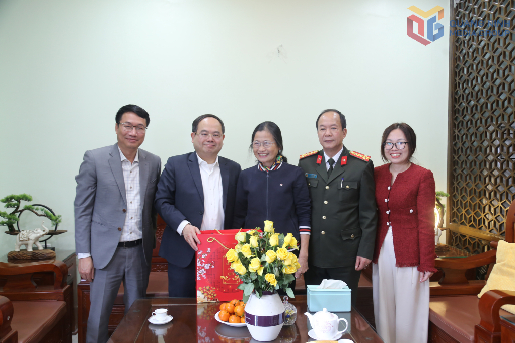 Đồng chí Bí thư Tỉnh ủy đến thăm, chúc Tết đồng chí Đỗ Thị Hoàng, nguyên Phó Bí thư Thường trực Tỉnh ủy, nguyên Trưởng Đoàn ĐBQH tỉnh.