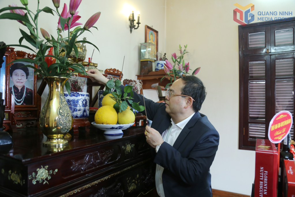 Đồng chí Bí thư Tỉnh ủy thắp hương tưởng nhớ đồng chí Trần Ngọc Thụ, nguyên Bí thư Tỉnh ủy khóa X.