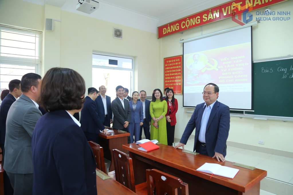 Đồng chí Quản Minh Cường, Ủy viên Trung ương Đảng, Bí thư Tỉnh ủy, Trưởng Đoàn ĐBQH tỉnh kiểm tra và làm việc vói Trường Đào tạo cán bộ Nguyễn Văn Cừ.