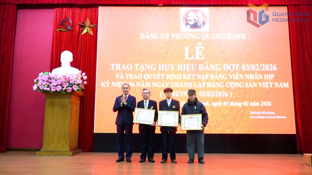 Đồng chí Dương Mạnh Cường, Ủy viên Ban Thường vụ Tỉnh ủy, Chánh Văn phòng Tỉnh ủy trao tặng Huy hiệu Đảng cho các đảng viên.