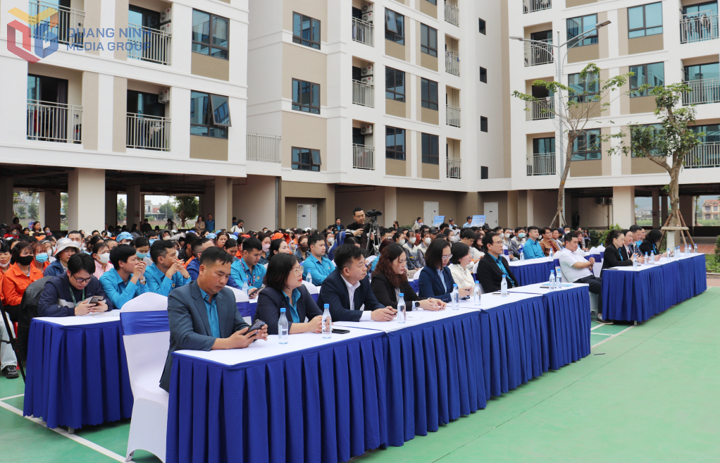 Đông đảo công nhân, lao động tham gia chương trình.