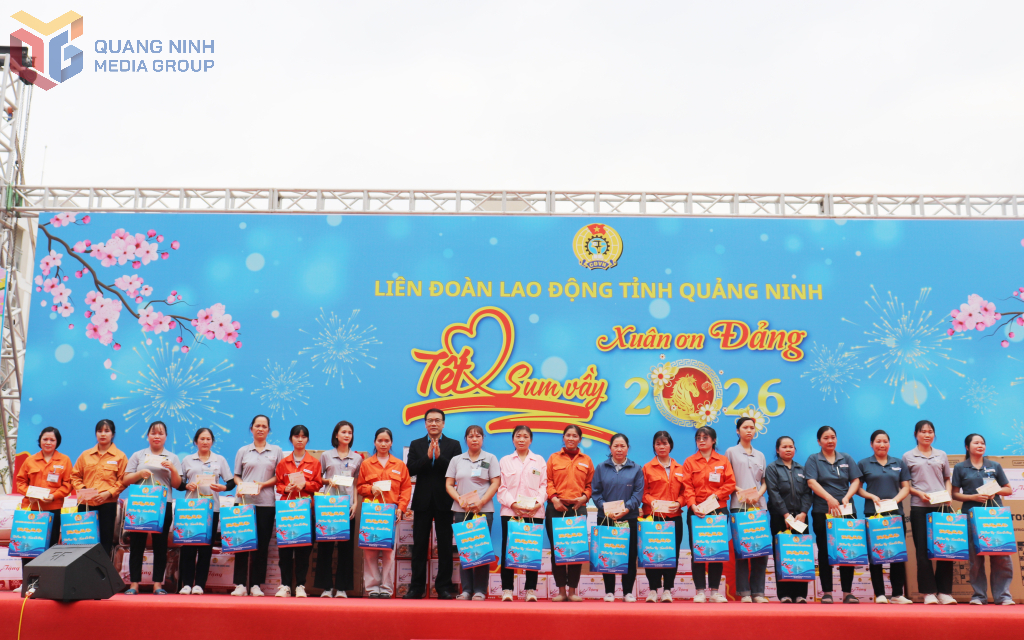 Lãnh đạo LĐLĐ tỉnh tặng quà cho công nhân, lao động.