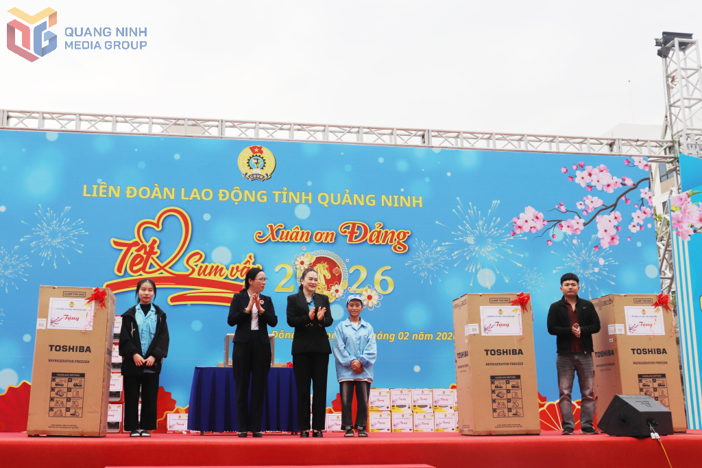 LĐLĐ tỉnh và phường Đông Mai tặng quà cho công nhân, lao động may mắn trúng thưởng.