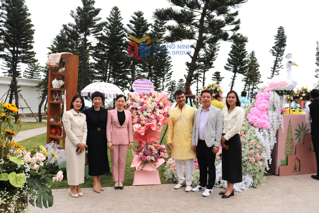 Lãnh đạo Sở Văn hóa, Thể thao và Du lịch chúc mừng gia đình tỷ phú Ấn Độ.