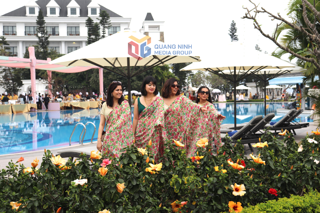 Du khách thích thú chụp hình lưu niệm tại khu nghỉ dưỡng.