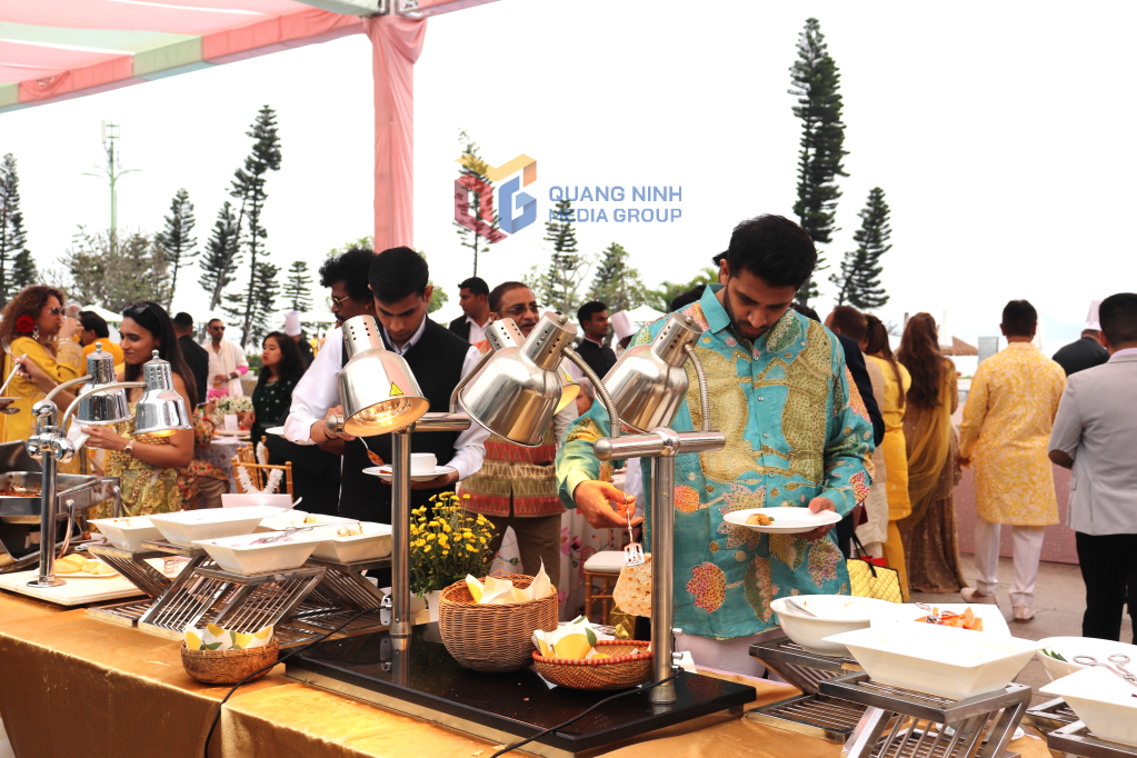 Các món ăn Ấn Độ được chế biến trực tiếp tại chỗ phục vụ khách mời.