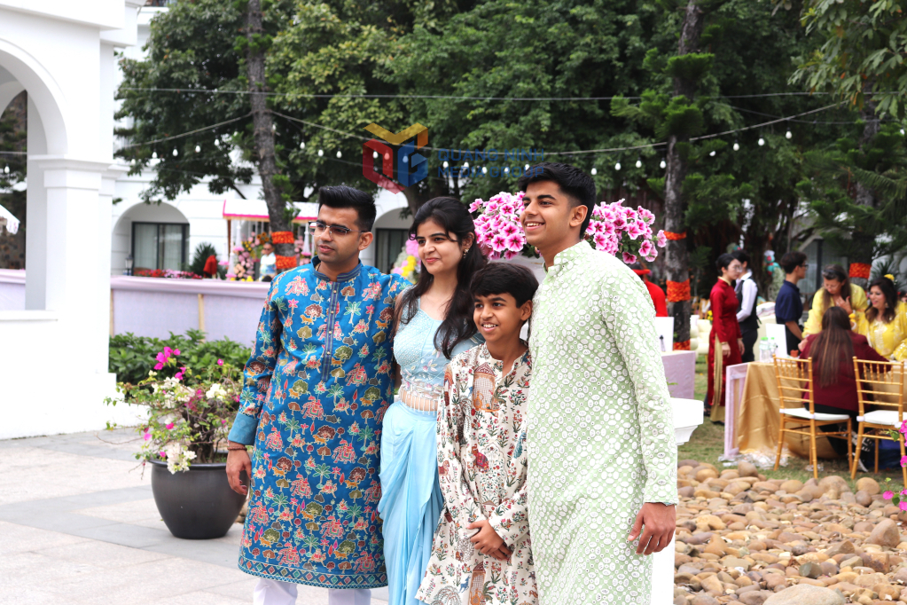 Khách mời mặc các bộ trang phục truyền thống dự đám cưới.