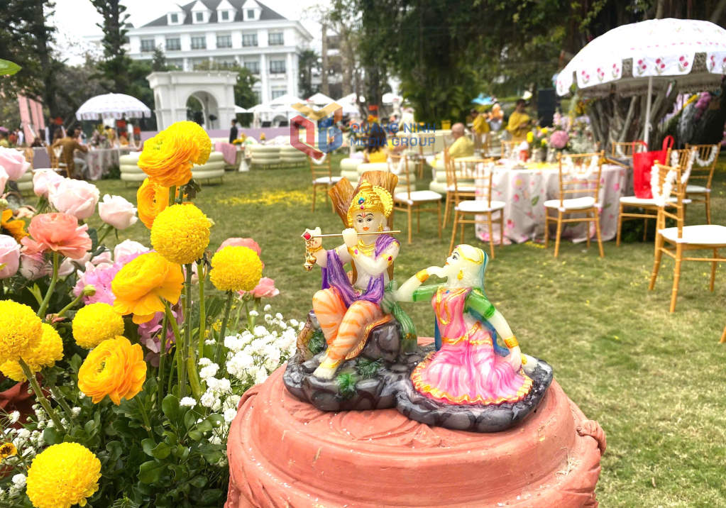 Đám cưới được trang trí bằng nhiều hoa tươi và các biểu tượng mang đặc trưng văn hóa Ấn Độ.