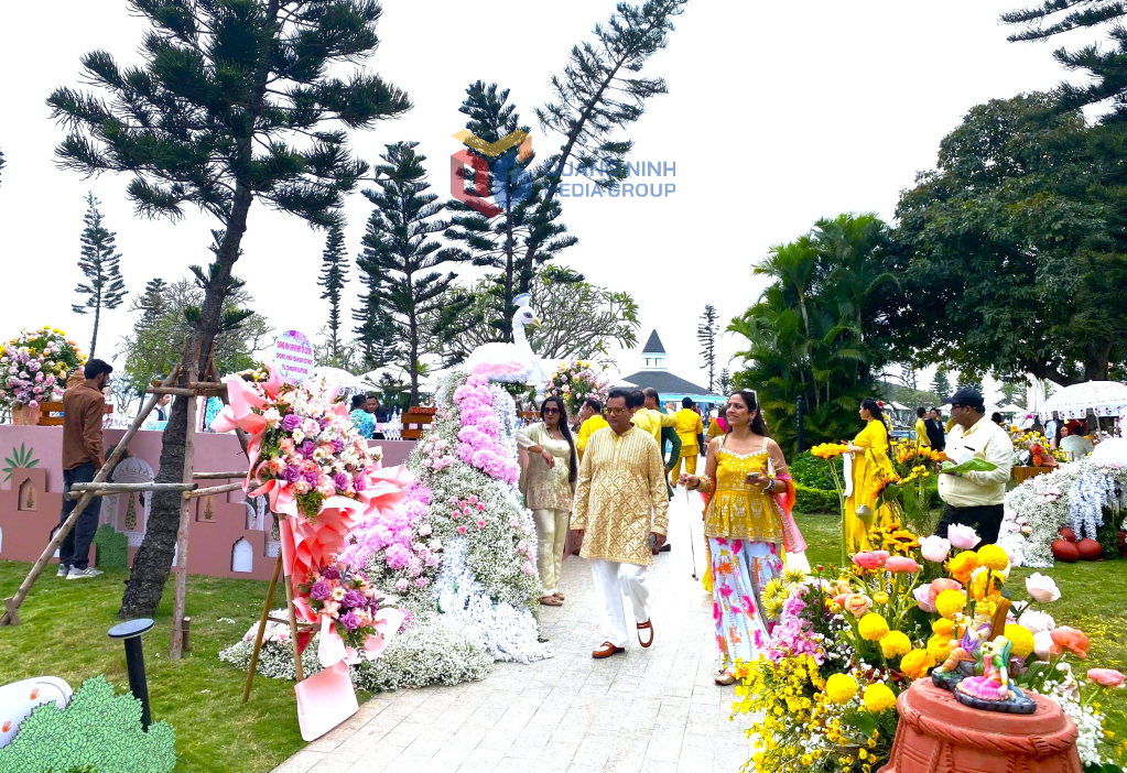 Không gian bữa tiệc được trang trí vô cùng kỳ công bằng hoa tươi rực rỡ.