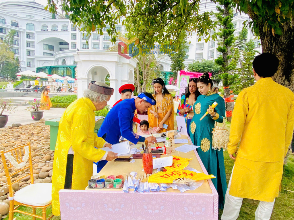 Du khách xin chữ ông đồ tại tiệc cưới.