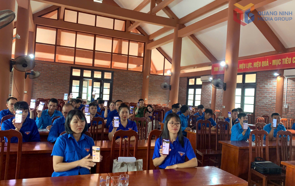 Xã Lục Hồn ra mắt Đội hình Bình dân học vụ số. Ảnh: Hà Phong