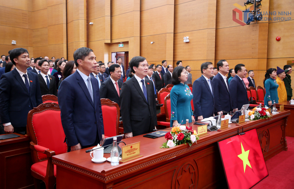 Các đại biểu thực hiện nghi thức chào cờ.