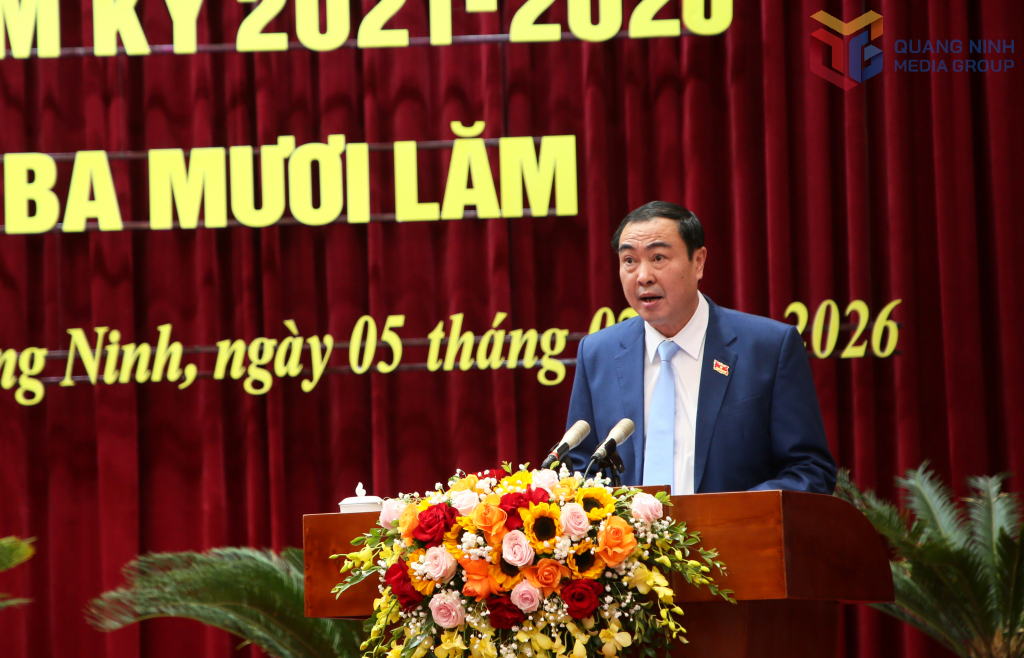 Ông Nguyễn Minh Sơn, Giám đốc Sở Nông nghiệp và Môi trường, trình bày các tờ trình tại Kỳ họp.