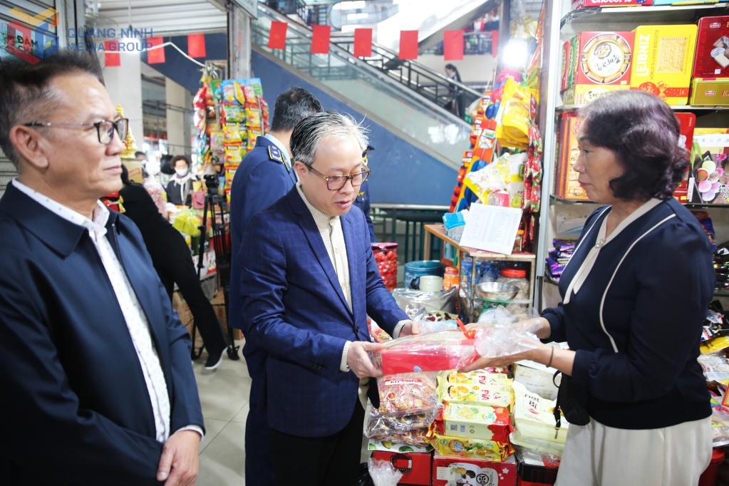 Lãnh đạo Sở Công Thương, lực lượng QLTT tỉnh kiểm tra việc kinh doanh, buôn bán bánh kẹo Tết tại Chợ Hạ Long I.