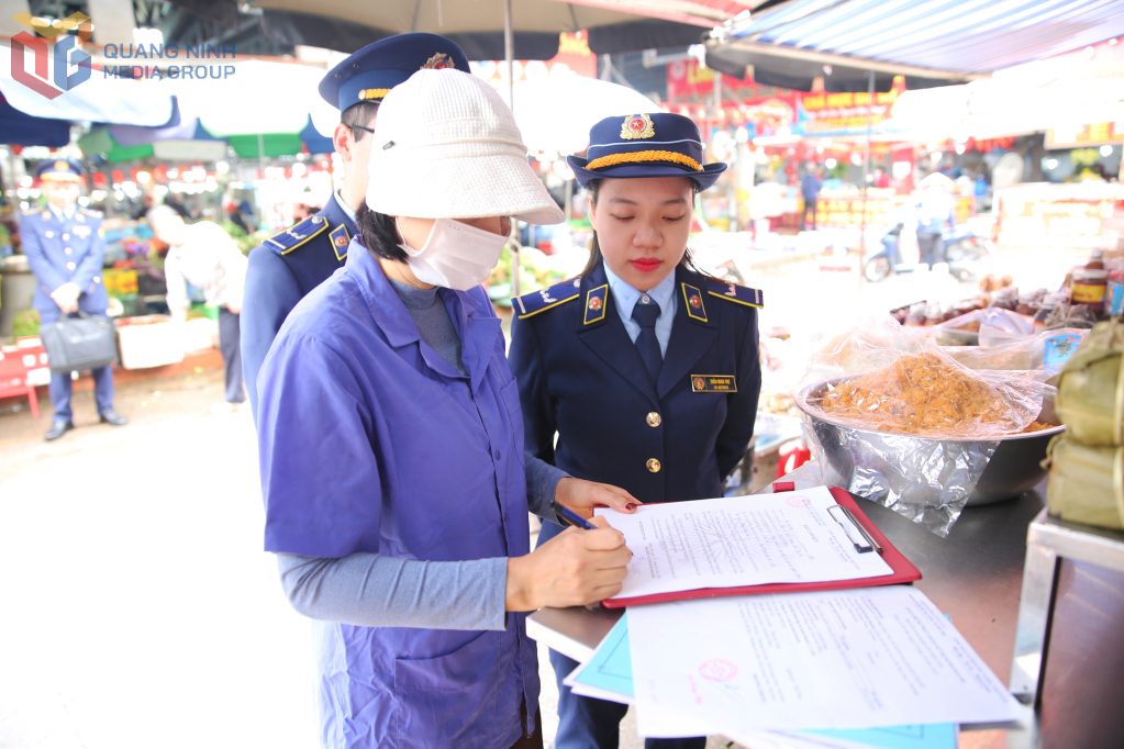 Đội QLTT số 5, Chi cục QLTT tỉnh tổ chức cho tiểu thương kinh doanh ký cam kết kinh doanh hàng hóa rõ nguồn gốc, xuất xứ và đúng quy định.