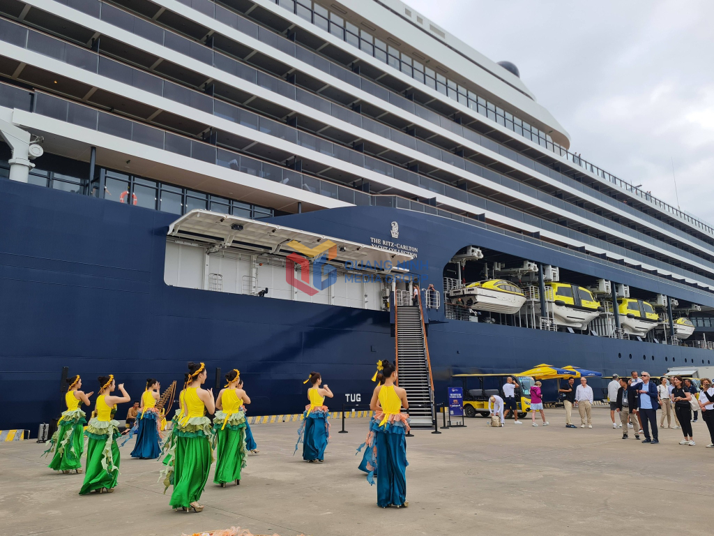 Du khách thích thú ghi lại những khoảnh khắc đáng nhớ tại Quảng Ninh.