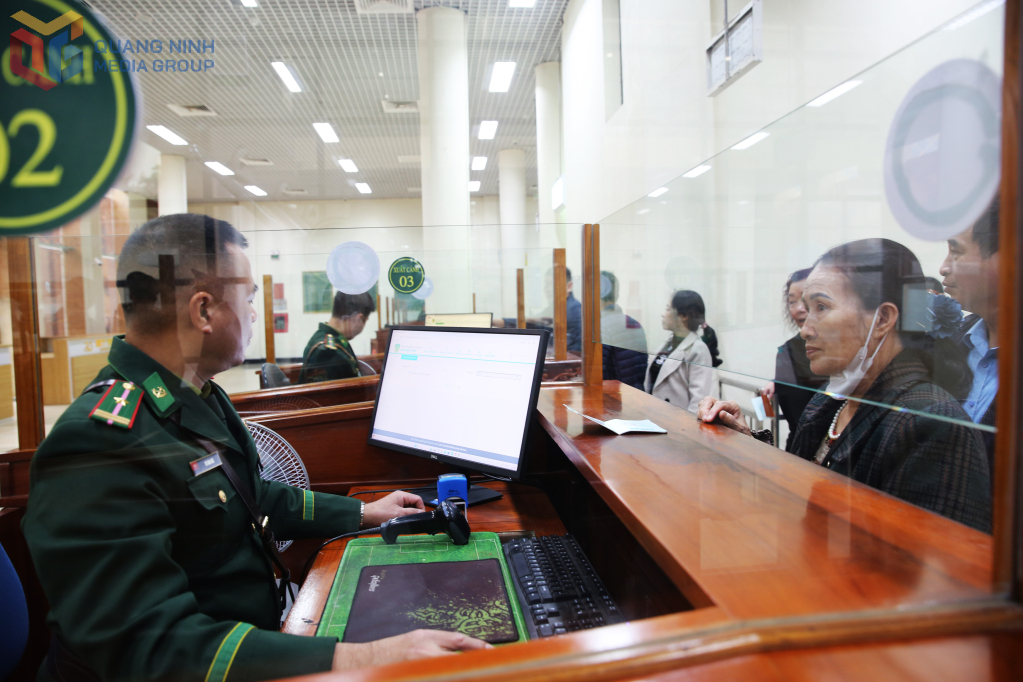 Hoạt động xuất, nhập cảnh tại Cửa khẩu quốc tế Móng Cái, phường Móng Cái 1. Ảnh: Hoàng Nga