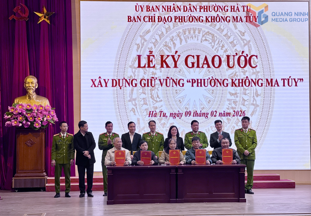 Đại diện các khu phố, cơ quan, doanh nghiệp trên địa bàn Hà Tu ký giao ước xây dựng và giữ vững “Phường không ma túy” năm 2026.