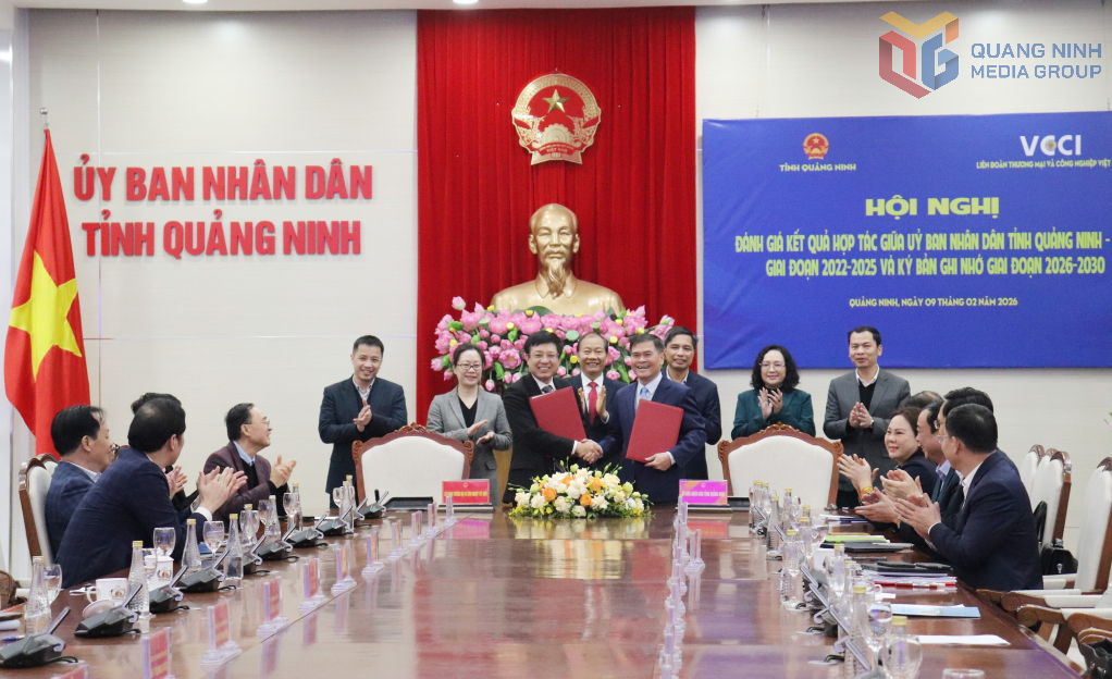 Đồng chí Bùi Văn Khắng, Phó Bí thư Tỉnh uỷ, Chủ tịch UBND tỉnh và đồng chí Hồ Sỹ Hùng, Bí thư Đảng ủy, Chủ tịch VCCI ký kết bản ghi nhớ hợp tác giai đoạn 2026-2030.