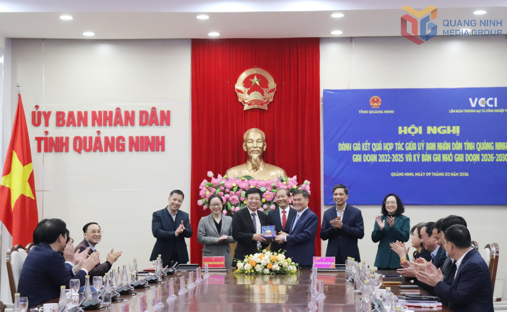 Đồng chí Bùi Văn Khắng, Phó Bí thư Tỉnh uỷ, Chủ tịch UBND tỉnh tặng quà lưu niệm cho đồng chí Hồ Sỹ Hùng, Bí thư Đảng ủy, Chủ tịch VCCI.