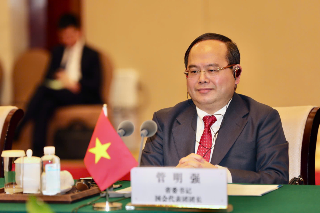 Đồng chí Quản Minh Cường, Uỷ viên Trung ương Đảng Cộng sản Việt Nam, Bí thư Tỉnh uỷ, Trưởng Đoàn ĐBQH tỉnh Quảng Ninh, phát biểu tại cuộc hội đàm.