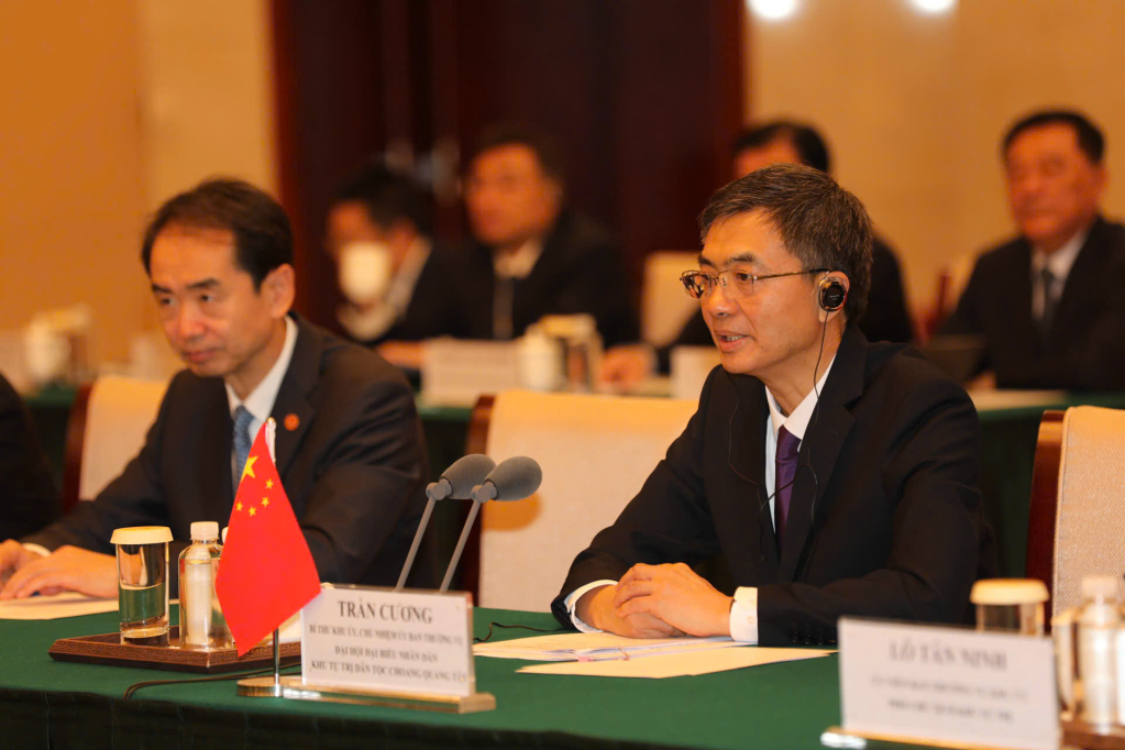 Đồng chí Trần Cương, Ủy viên Trung ương Đảng Cộng sản Trung Quốc, Bí thư Khu ủy, Chủ nhiệm Ủy ban Thường vụ Đại hội đại biểu nhân dân Khu tự trị dân tộc Choang Quảng Tây, phát biểu tại cuộc hội đàm.