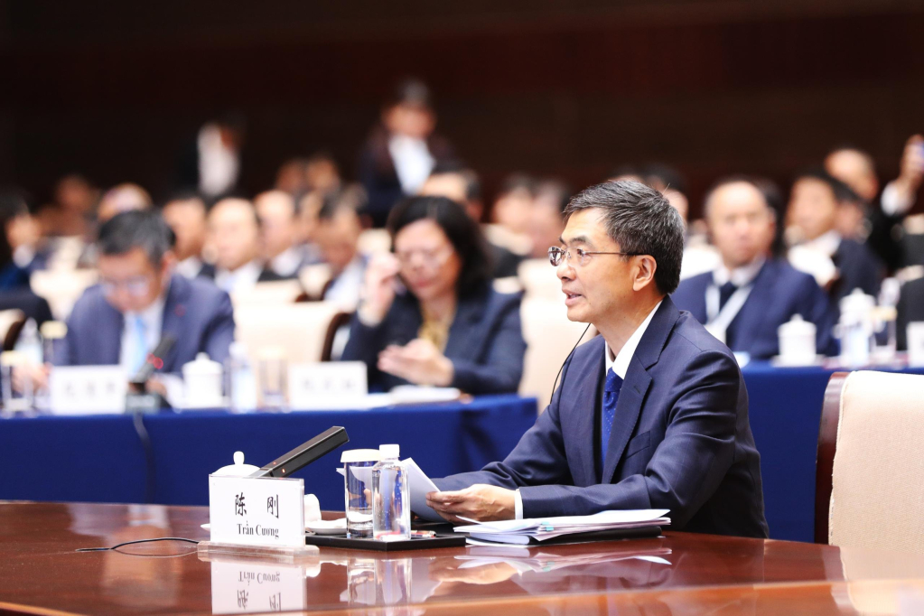 Đồng chí Trần Cương, Ủy viên Trung ương Đảng Cộng sản Trung Quốc, Bí thư Khu ủy, Chủ nhiệm Ủy ban Thường vụ Đại hội đại biểu nhân dân Khu tự trị dân tộc Choang Quảng Tây phát biểu chào mừng và trình bày báo cáo.