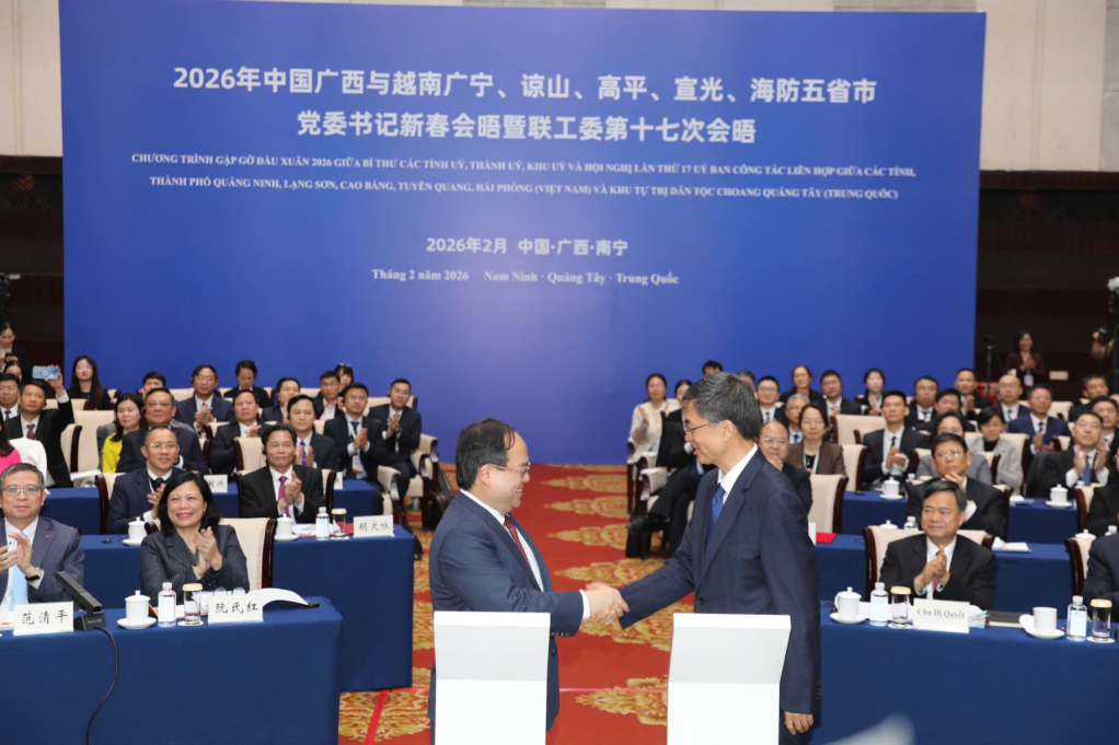 Đồng chí Bí thư Tỉnh ủy Quảng Ninh và Bí thư Khu ủy Khu tự trị dân tộc Choang Quảng Tây chúc mừng thành công lễ khởi động.