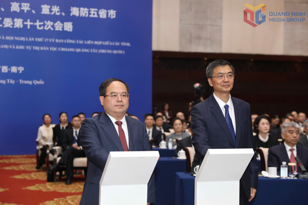 Đồng chí Quản Minh Cường, Ủy viên Trung ương Đảng Cộng sản Việt Nam, Bí thư Tỉnh ủy, Trưởng Đoàn ĐBQH tỉnh Quảng Ninh và đồng chí Trần Cương, Ủy viên Trung ương Đảng Cộng sản Trung Quốc, Bí thư Khu ủy, Chủ nhiệm Ủy ban Thường vụ Đại hội đại biểu nhân dân Khu tự trị dân tộc Choang Quảng Tây ấn nút khởi động xây dựng Cửa khẩu thông minh Móng Cái (Việt Nam) - Đông Hưng (Trung Quốc) tại TP Nam Ninh.