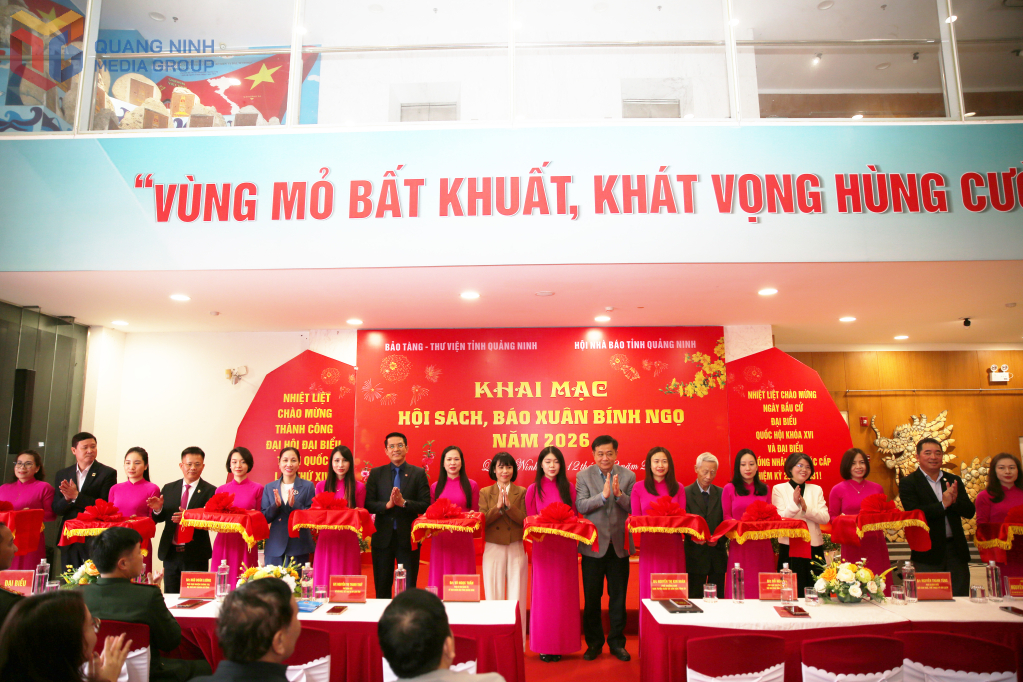 Các đại biểu cắt băng khánh khai mạc Hội Sách, Báo Xuân Bính Ngọ 2026.