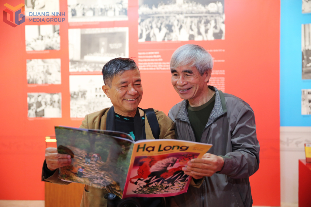 Các nhà báo lão thành tới đọc ấn phẩm báo Xuân được trưng bày tại Hội sách, báo.