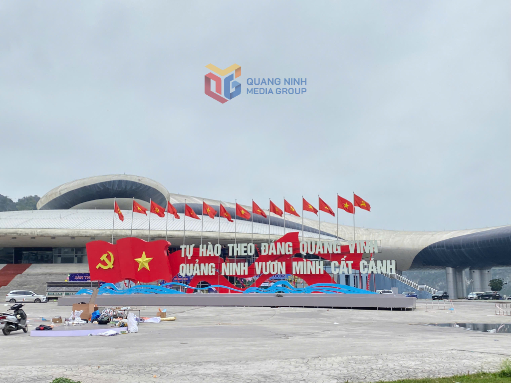 Câu “Tự hào Đảng vẻ vang - Quảng Ninh dang tay cất cánh” có giọng điệu trang trọng, thể hiện niềm tin không lay chuyển vào sự lãnh đạo của Đảng và khơi dậy tinh thần đoàn kết, khát vọng phát triển.