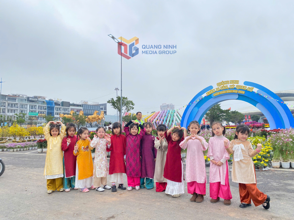 Các em nhỏ mặc áo dài chụp ảnh Tết.