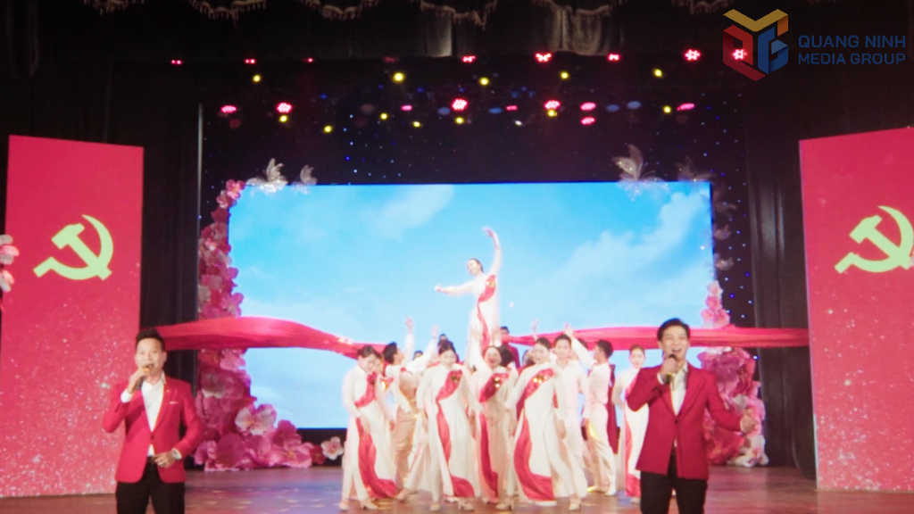 Chương trình có nhiều ca khúc ca ngợi Đảng quang vinh.