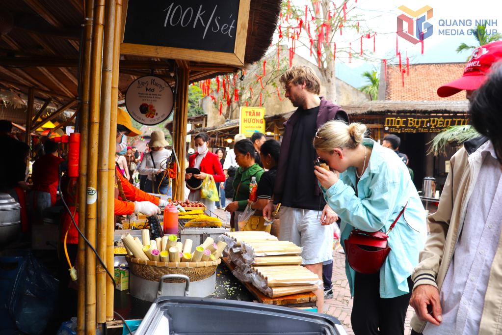 Khách quốc tế khám phá ẩm thực địa phương dưới chân núi Yên Tử. 