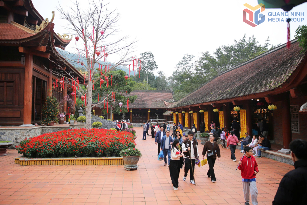 Không gian Yên tử rực rỡ sắc đỏ từ hoa, lồng đèn và ruy-băng mang đến không khí Tết hân hoan, phấn khởi.&nbsp;