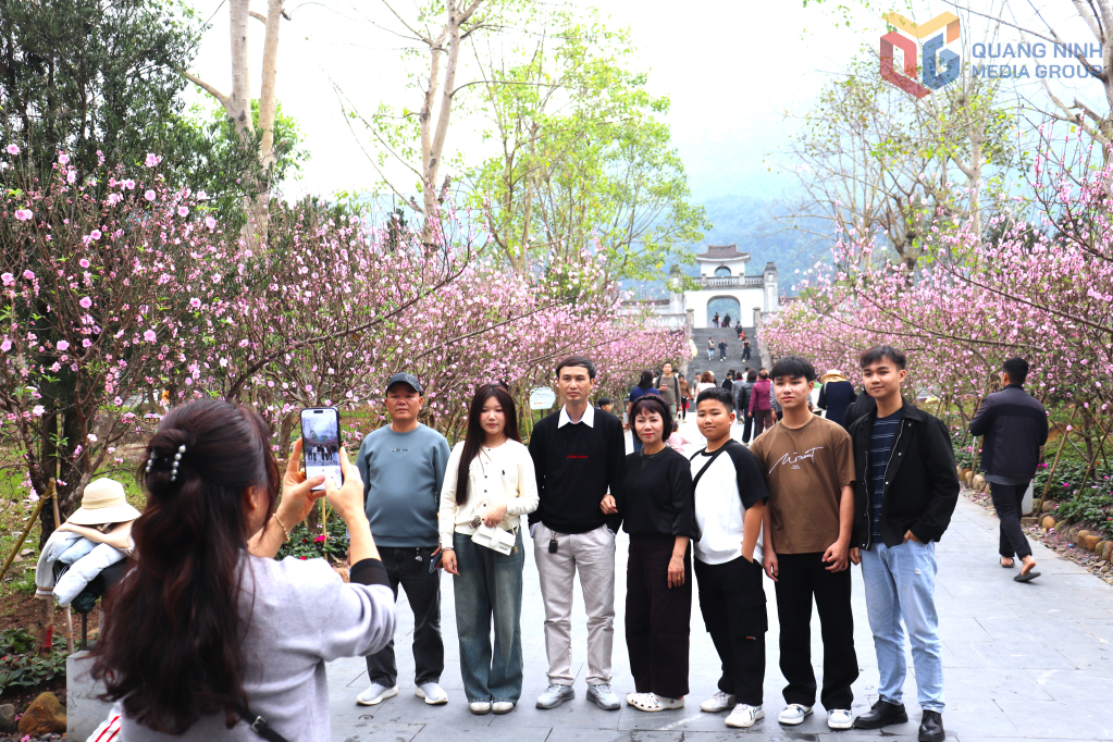 Không gian dưới chân núi Yên Tử được trang hoàng rực rỡ, thu hút đông du khách đến tham quan, chụp ảnh.