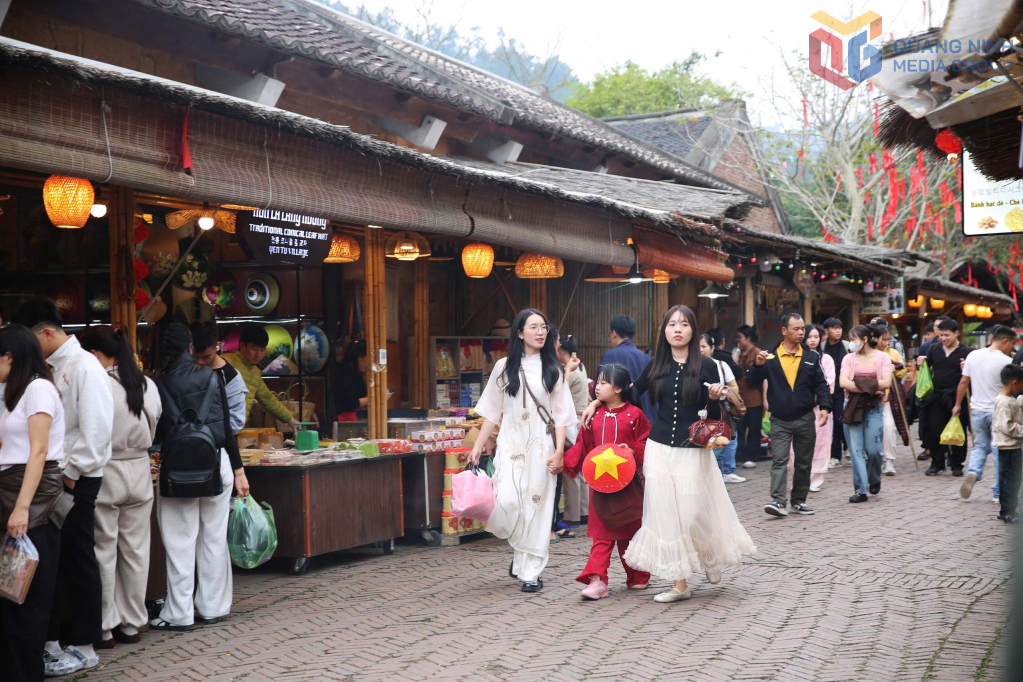 Người dân nô nức hành hương đến Yên Tử.