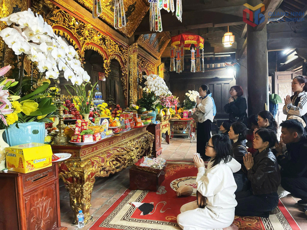 Du khách thành tâm chiêm bái. 