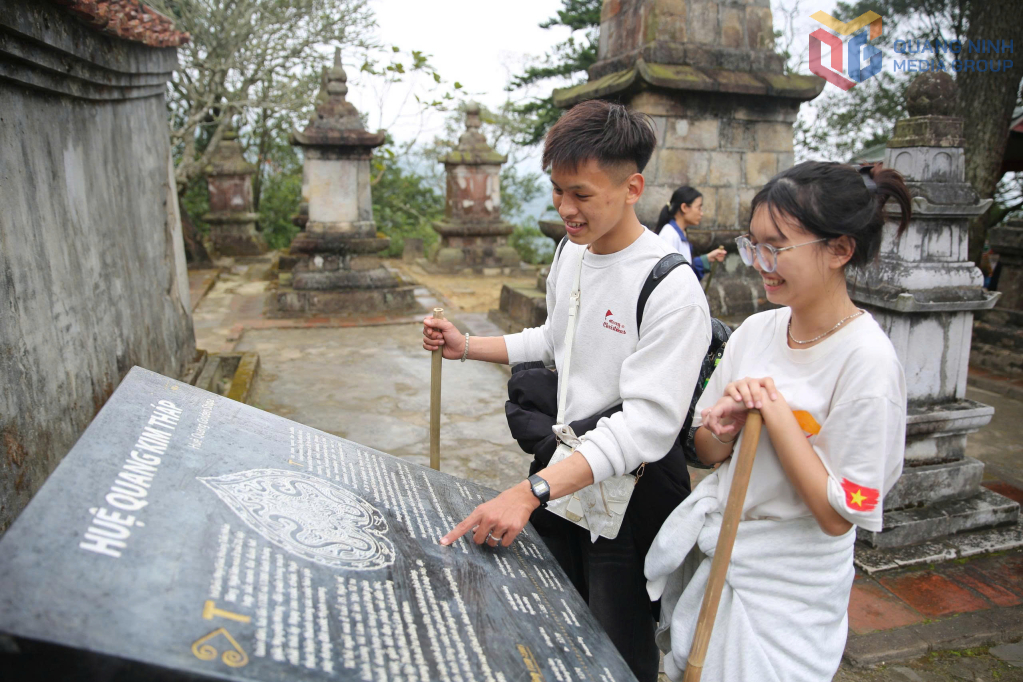 Các bạn trẻ tìm hiểu các giá trị của Yên Tử. 