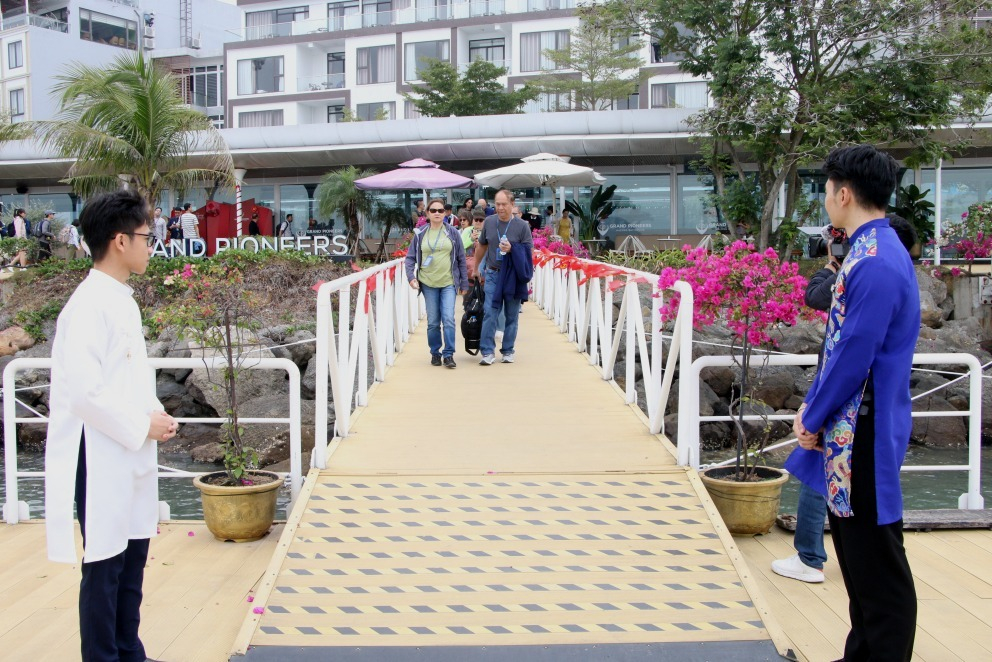 Nhân viên du thuyền trong trang phục áo dài truyền thống đón chào du khách bắt đầu hành trình du xuân trên Vịnh Hạ Long.