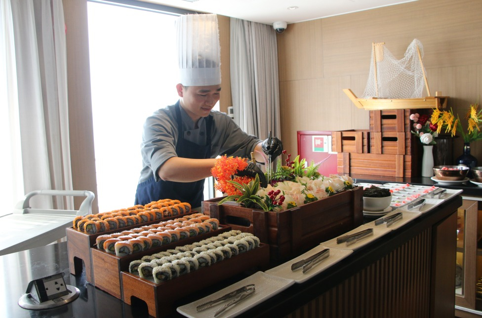 Nhân viên bếp chuẩn bị bữa ăn cho du khách.