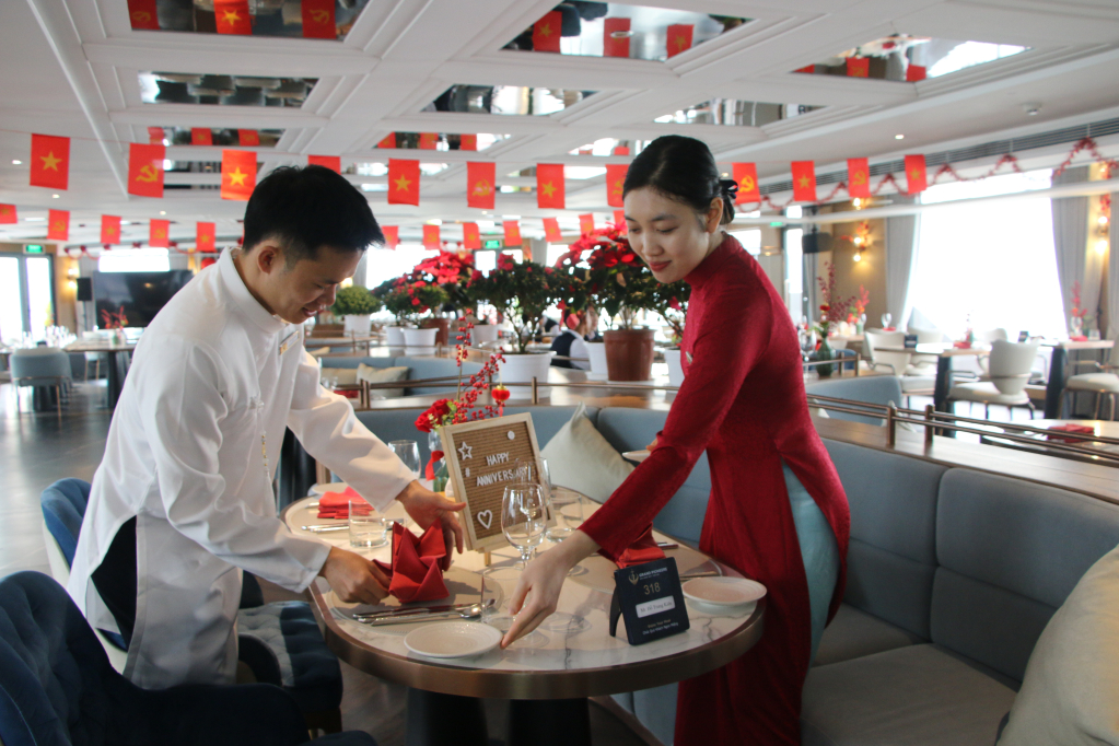 Không gian trên du thuyền được bài trí mang đậm không khí Tết Việt Nam.