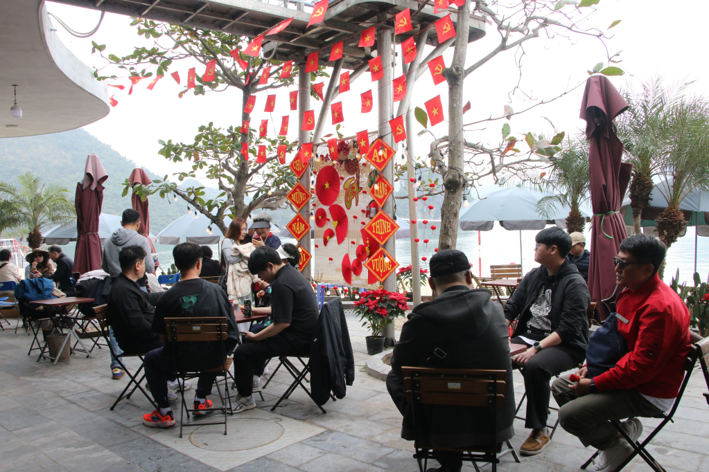 Không gian tiểu cảnh ngày Tết được nhân viên Đội Ti Tốp - Soi Sim trang trí tạo điểm check-in cho du khách.