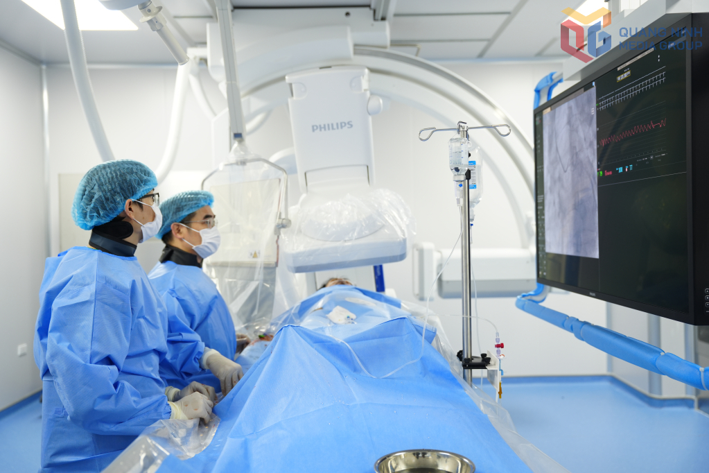 Bệnh viện Bãi Cháy đưa vào sử dụng hệ thống chụp mạch số hóa xóa nền (DSA) 2 bình diện thế hệ mới Philips Azurion, hỗ trợ triển khai nhiều kỹ thuật can thiệp ít xâm lấn.