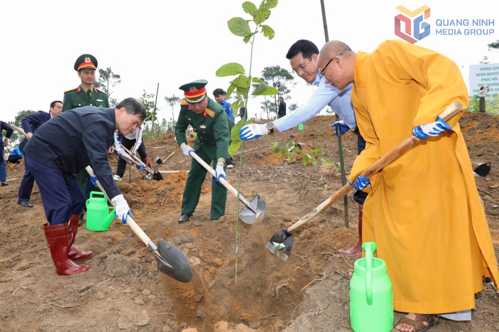 các đồng chí: Quản Minh Cường, Ủy viên Trung ương Đảng, Bí thư Tỉnh ủy, Trưởng Đoàn ĐBQH tỉnh