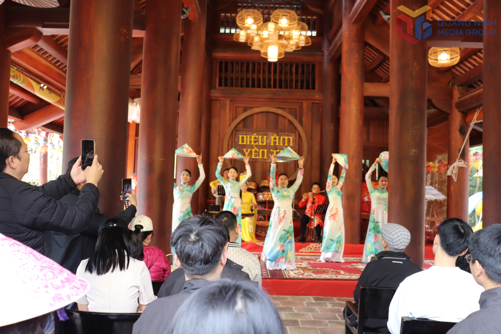 Du khách thưởng thức các chương trình văn nghệ mang đậm đà bản sắc văn hóa dân tộc tại Yên Tử.