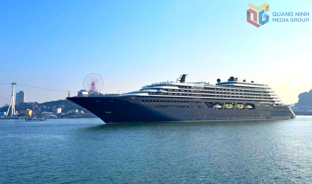 Siêu du thuyền Luminara cập Cảng tàu khách quốc tế Hạ Long.